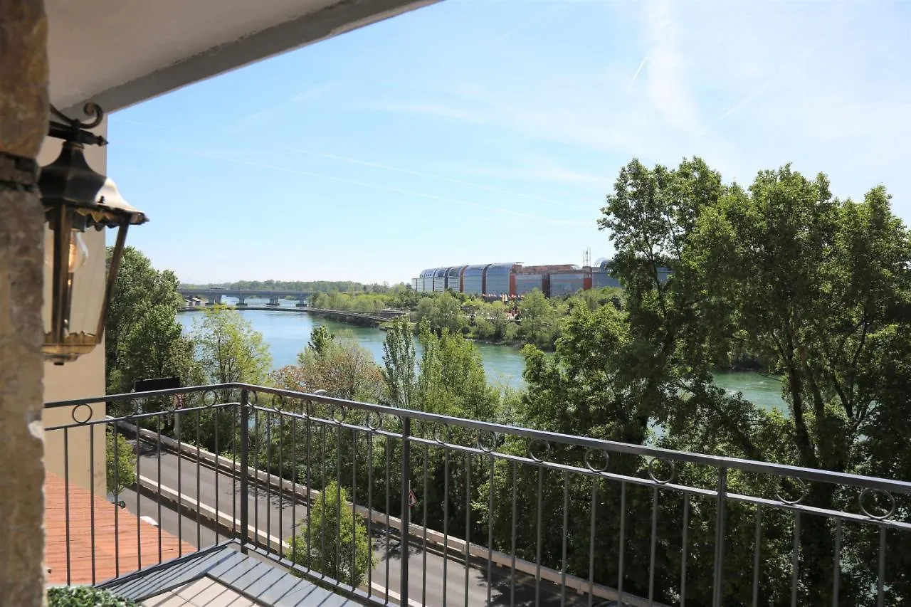 Kontakt z Lyon Cite Internationale